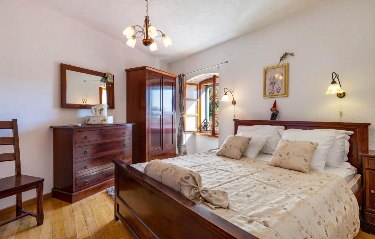 Villa Vicina Heritage Villa For 9,Milna - Close To Restaurants And Shops Milna (Brac) Exterior foto