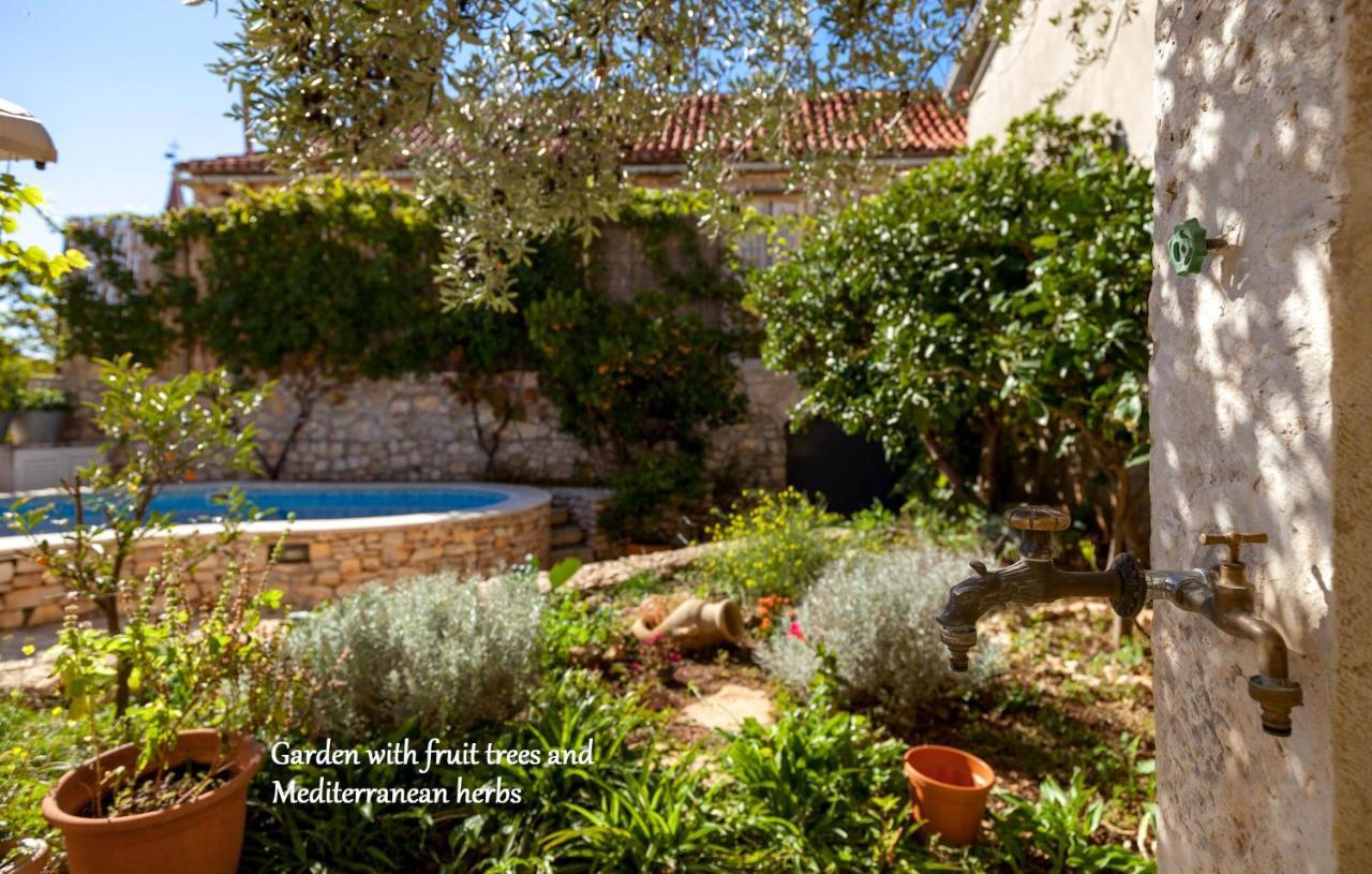Villa Vicina Heritage Villa For 9,Milna - Close To Restaurants And Shops Milna (Brac) Exterior foto