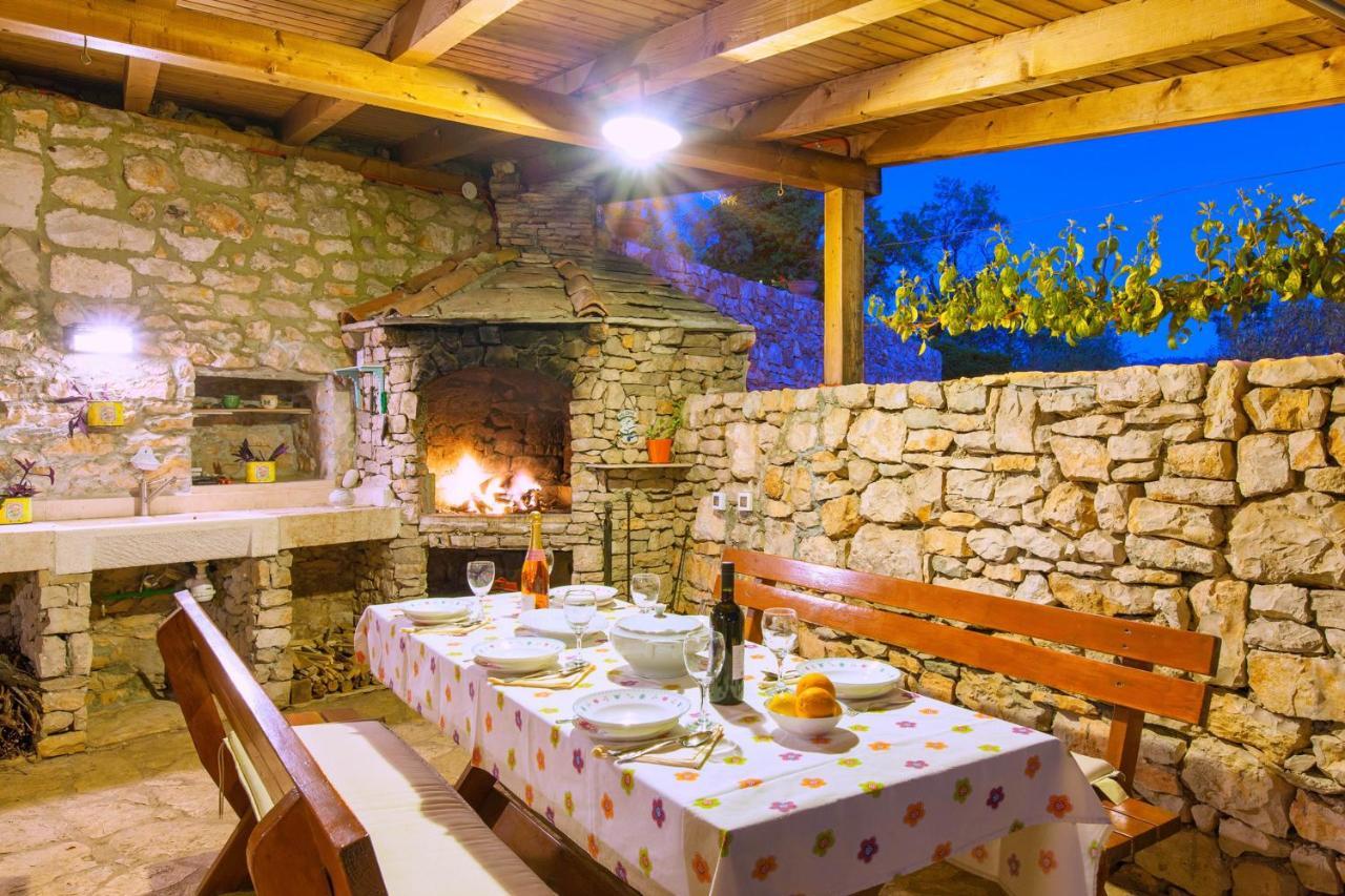 Villa Vicina Heritage Villa For 9,Milna - Close To Restaurants And Shops Milna (Brac) Exterior foto
